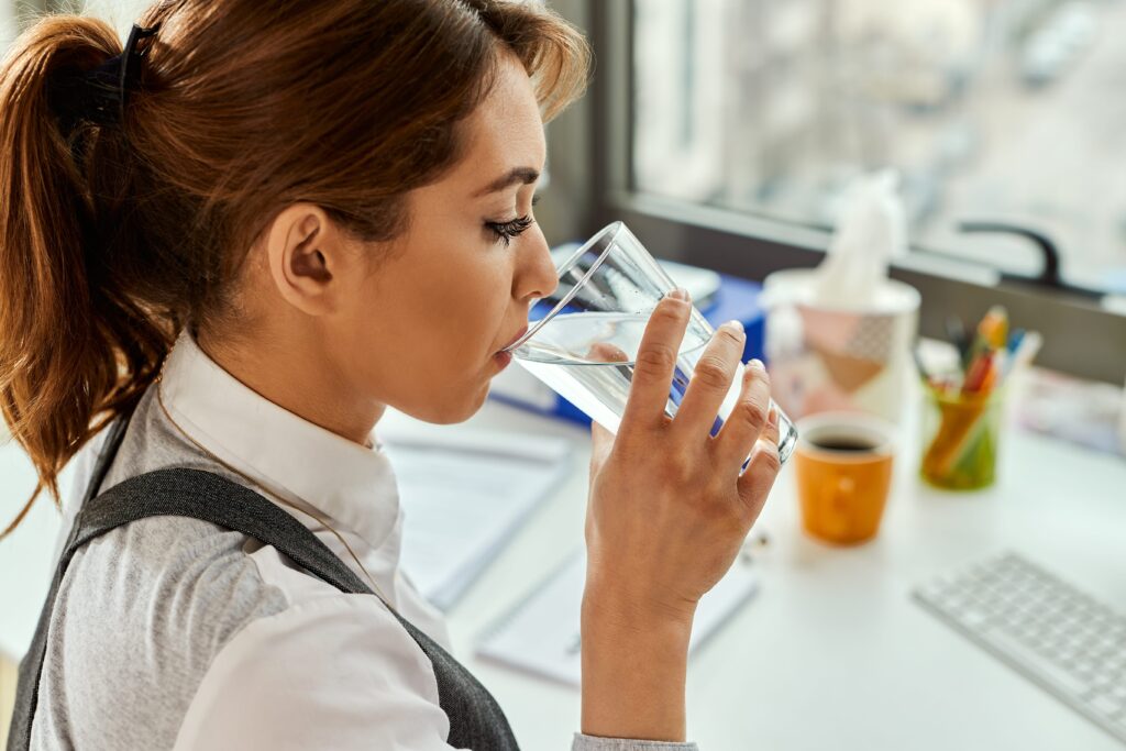 businesswoman having a glass of water while workin 2023 11 27 05 23 16 utc min 1